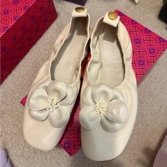 Tory Burch Ivory Flower Scrunch Ballet Flats - Picture 1 of 5